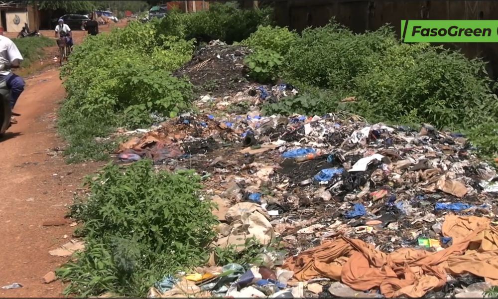 cap 2 4 Goughin : Une ruelle transformée en dépotoir d'ordures